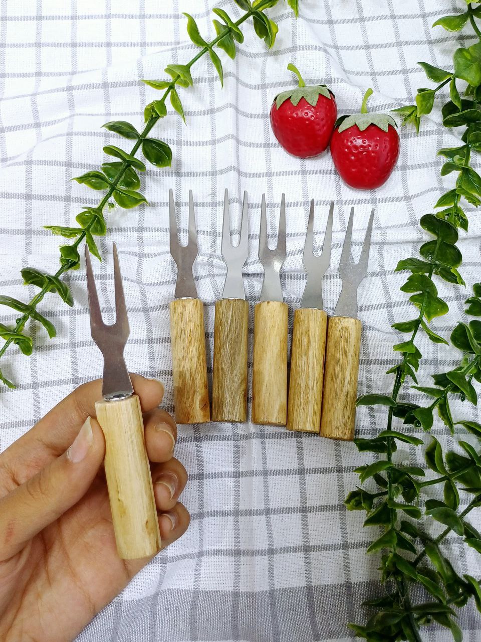 چنگال زیتون خوری دسته چوبی